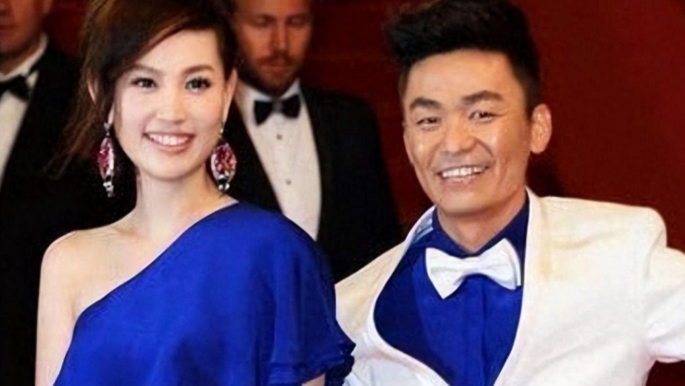 曾无条件支持王宝强，两人露着肚皮聊天，私下关系铁到马蓉都吃醋封面图