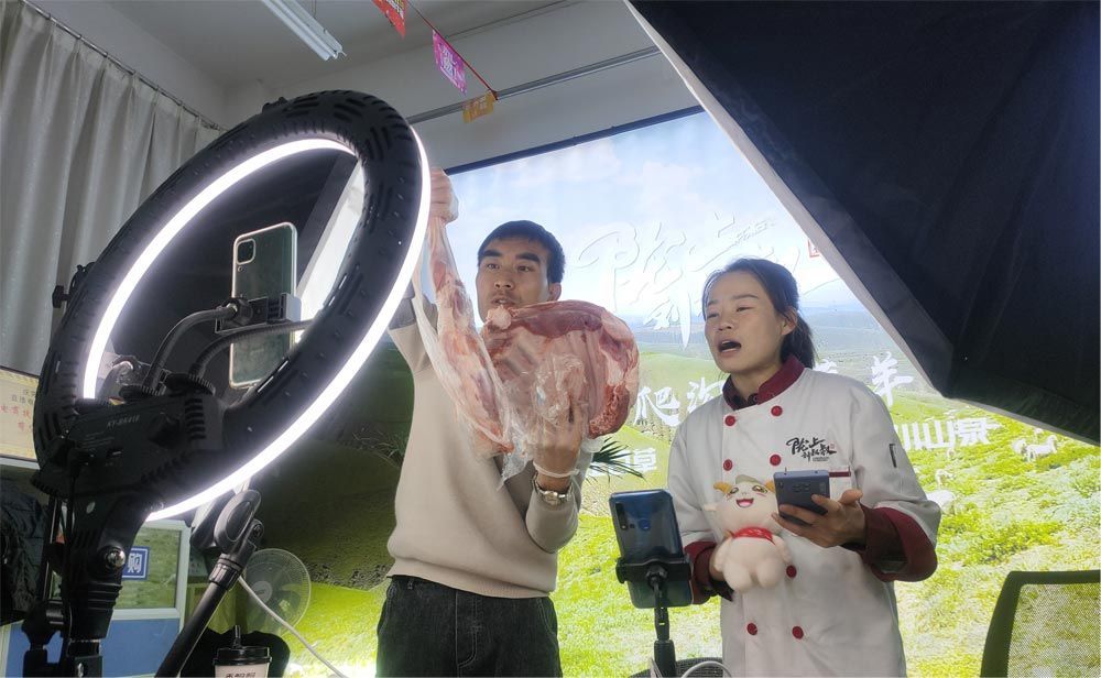环县电商工作人员正在直播带货当地特产“环县羊羔肉”
