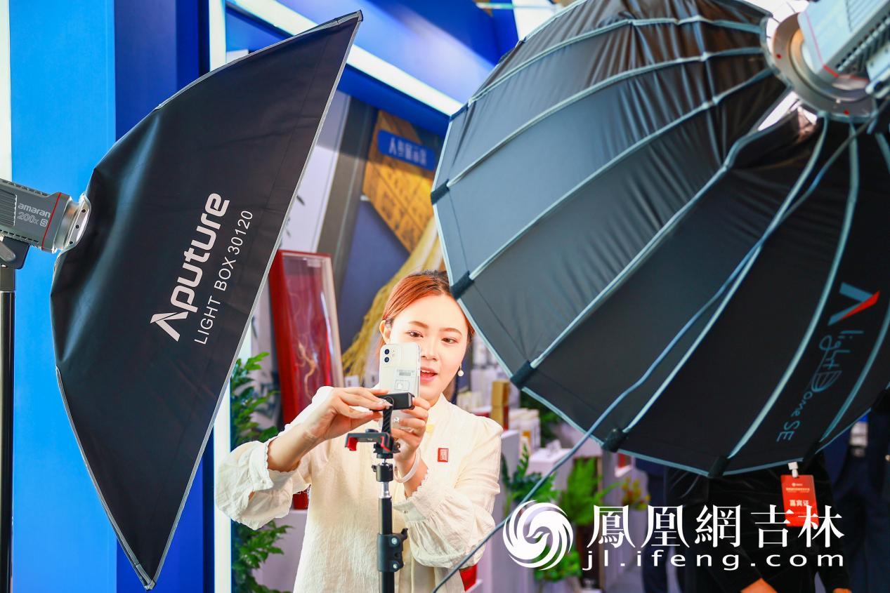 主播李金蔓正在直播人参产品。