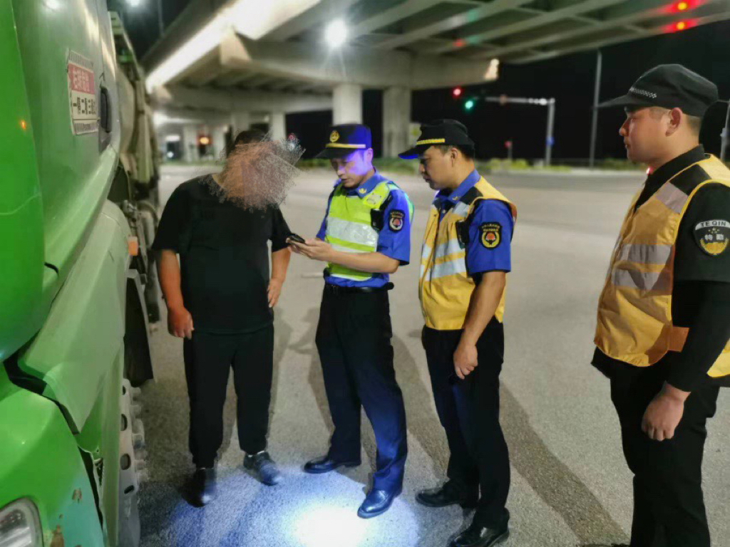 规范渣土运输 江北综执部门开展夜间联合整治