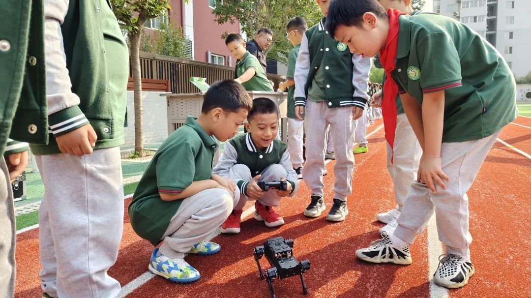 机器狗会哪些技能?使用了什么科技?现代科技如何与生物技术结合?充分激发孩子们对科技创新和未来世界的无限遐想。