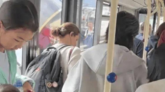 王菲独自去英国送李嫣开学，坐机场摆渡车接地气，前夫李亚鹏躺枪封面图