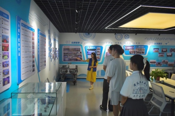 “永不落幕的挑战杯”青年科技创新阵地志愿者为团队讲解优秀作品