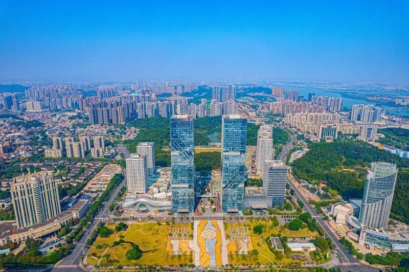 江门万达广场“双子塔”矗立在城市中央 刘淑君 摄