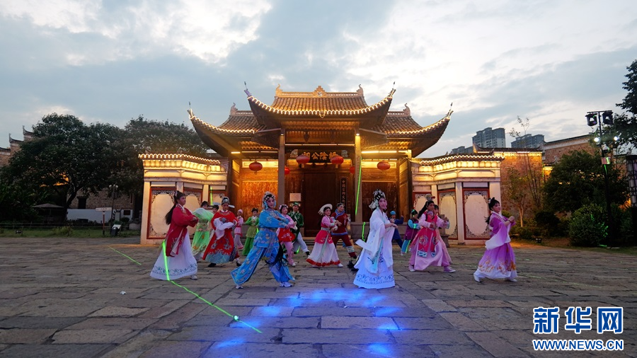 非遗快闪亮相万载古城。新华网发 邓辉 摄