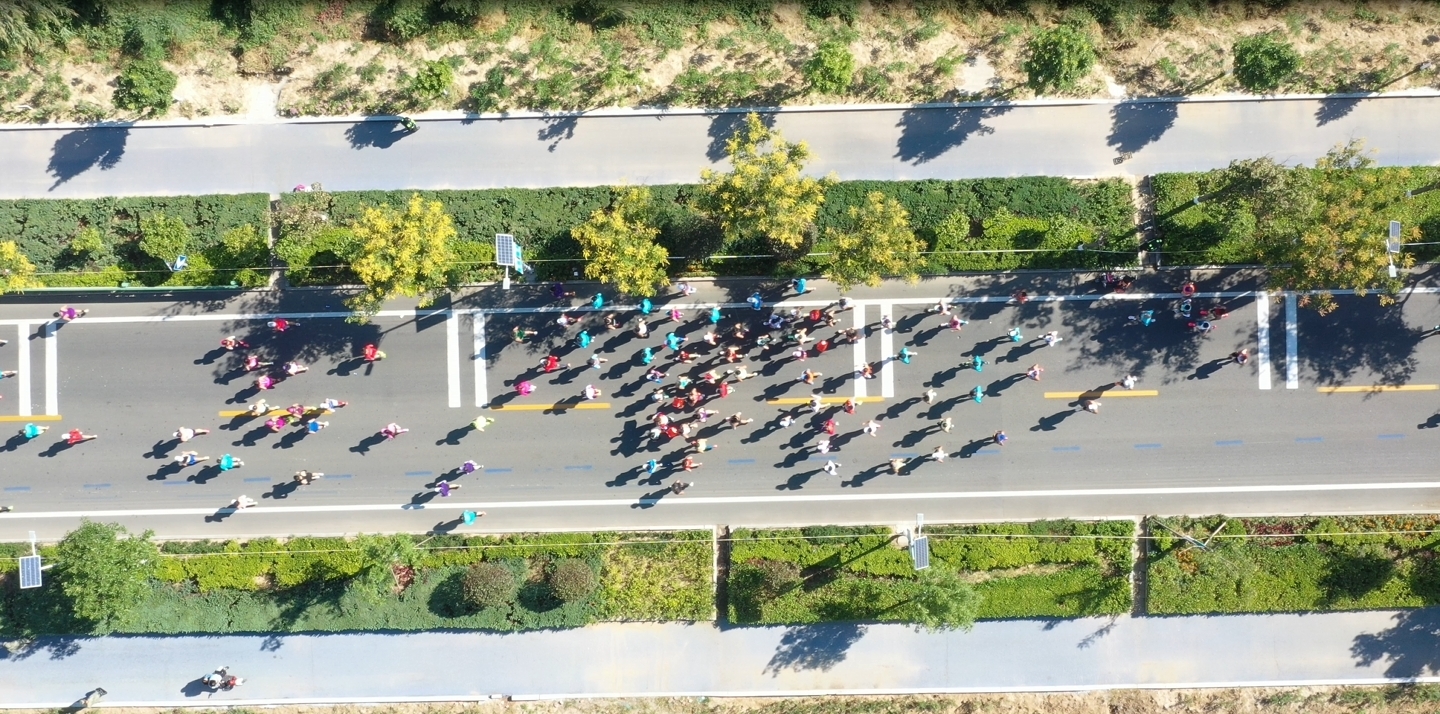 选手们奔跑在赛道上，奋勇向前。 王天祥 摄