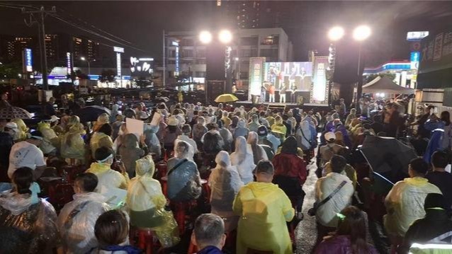 逾千人冒雨在賴清德本命區集結挺柯文哲，深綠教授痛批民進黨