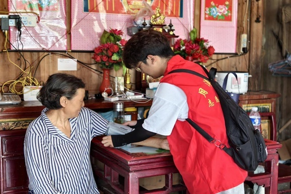 志愿者深入农户开展义诊义检