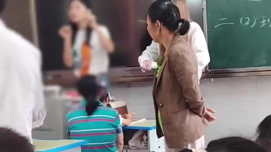家长质疑校外人员进教室推销,官方回应_凤凰网视频_凤凰网