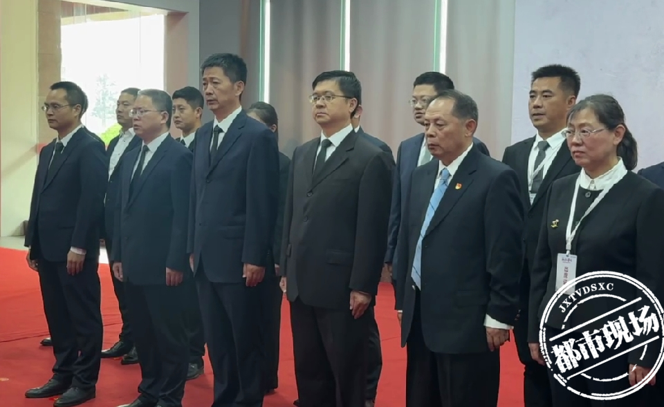 右一是黄公略烈士的外孙女张献华，右二是黄公略烈士的外孙张忠。