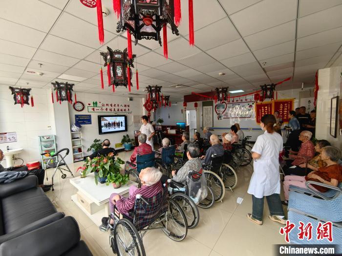 9月25日，故城县中医医院医康养老中心，医护人员陪老人做日常锻炼。王鹏 摄