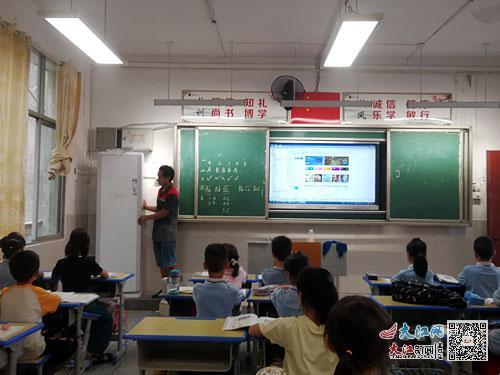 工作人员正在教室调试空调