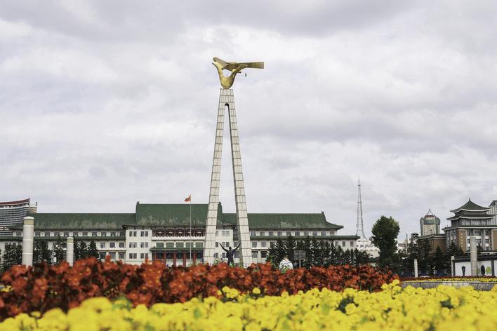 鲜花盛开的文化广场。