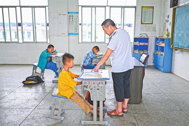 由于学生人数太少,新余市渝水区水北镇第二小学将二、三年级的3名学生安排在同一间教室,采取复式教学的方式上课。