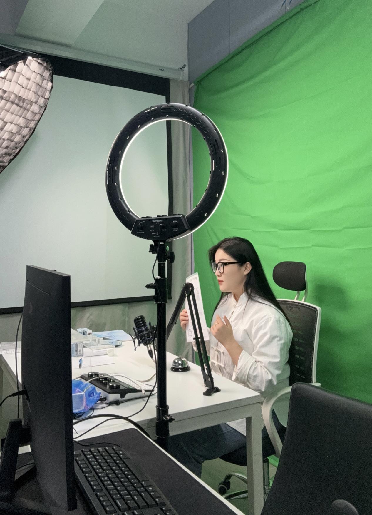 长春摆渡创新工场内,主播正在进行网络直播带货。