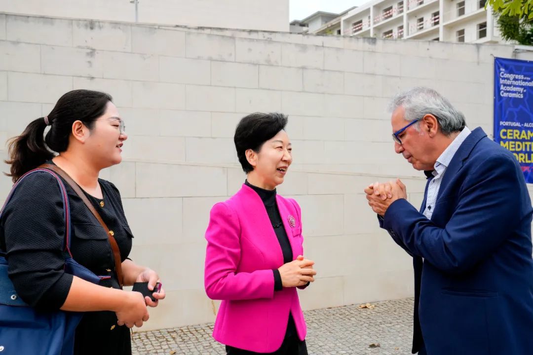 胡雪梅与IAC主席亲切交谈