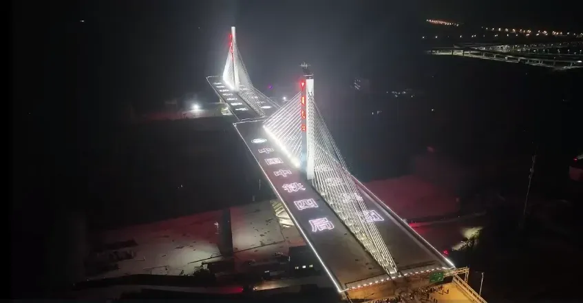 世界最大吨位转体斜拉桥九江快速路一期跨庐山站转体斜拉桥成功转体