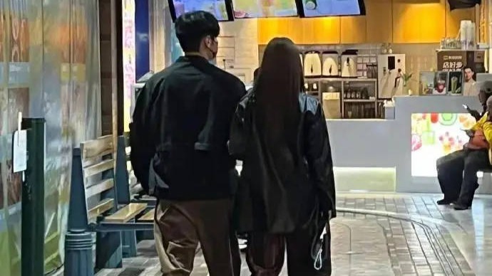 网友商场偶遇李荣浩杨丞琳 夫妻俩挽手同行幸福甜蜜封面图