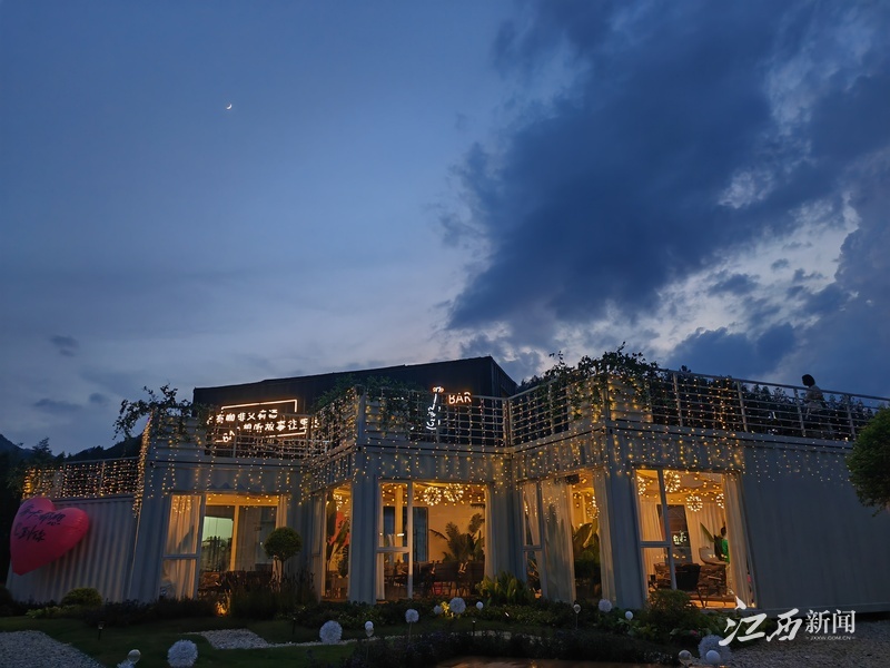 全新打造的小酒馆受到许多年轻游客青睐。摄影丨江西日报全媒体记者陈璋