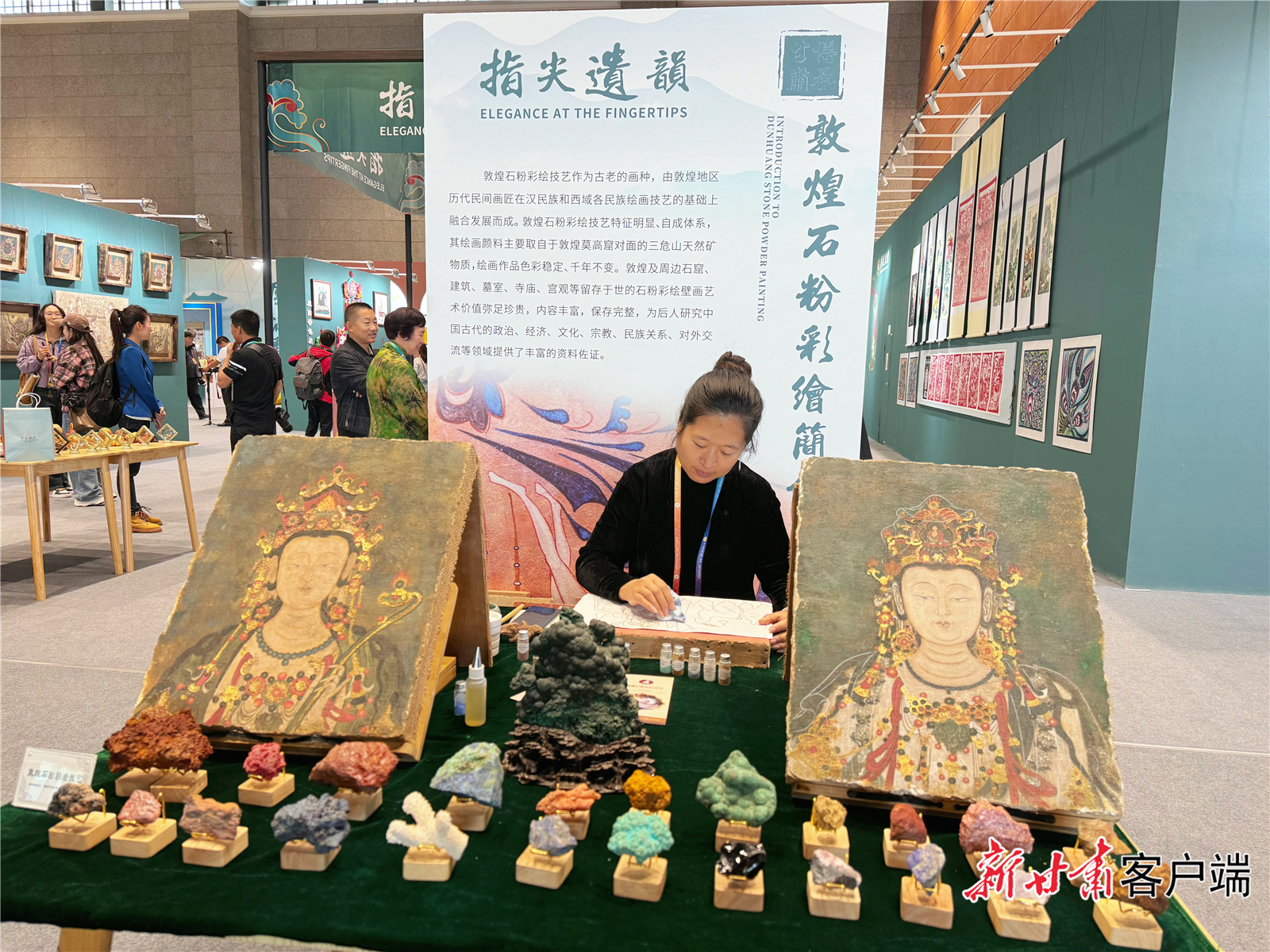 侯杨红正在绘制敦煌壁画作品