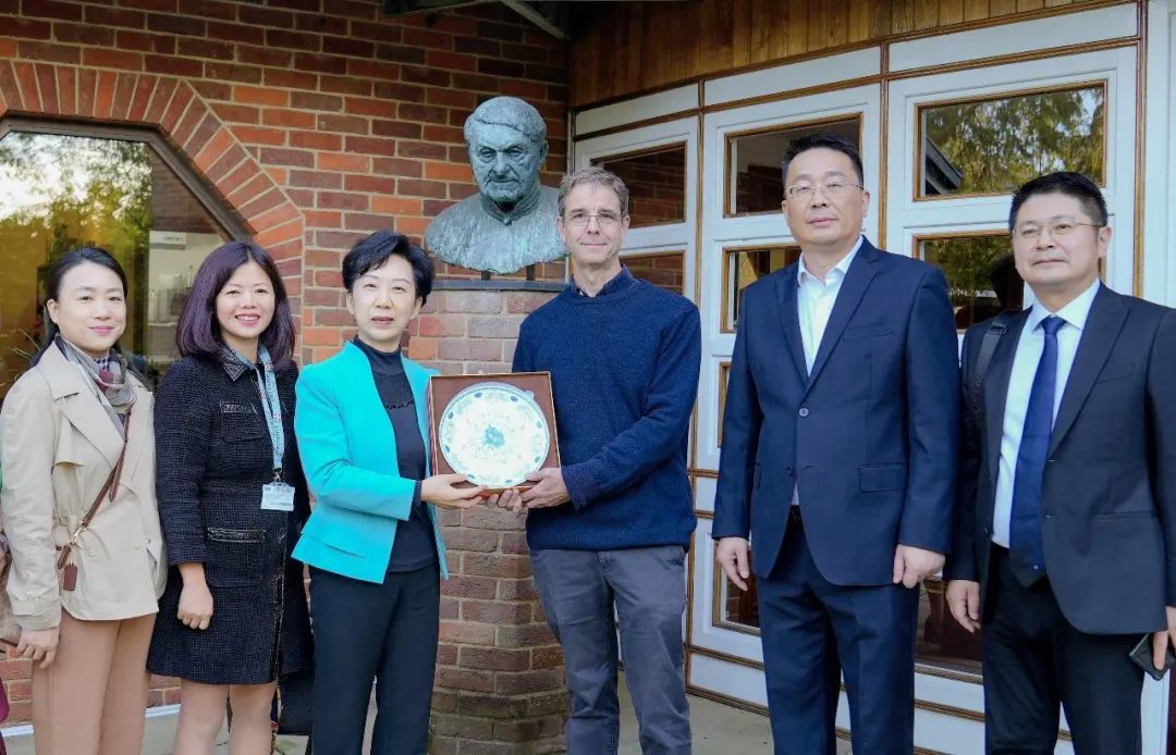 访问期间，景德镇代表团还向剑桥李约瑟研究所赠送纪念瓷盘，并瞻仰了李约瑟墓。微信公众号“景德镇发布” 图