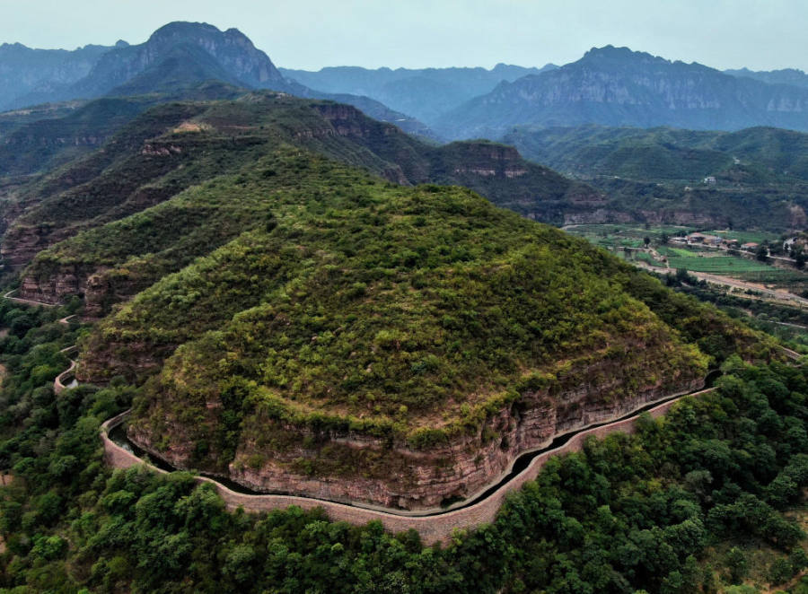 这是蜿蜒穿行于太行山间的红旗渠总干渠（2019年7月4日摄，无人机照片）。新华社记者 李安摄