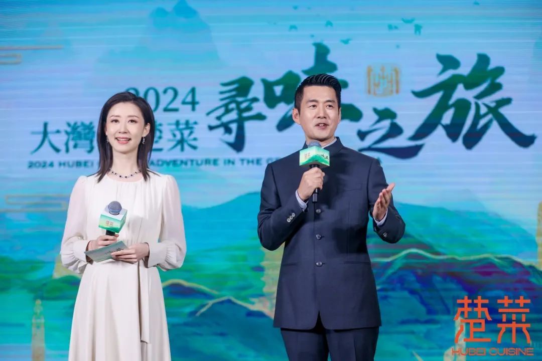 △大会由主持人王峰先生、黄橙子女士拉开帷幕