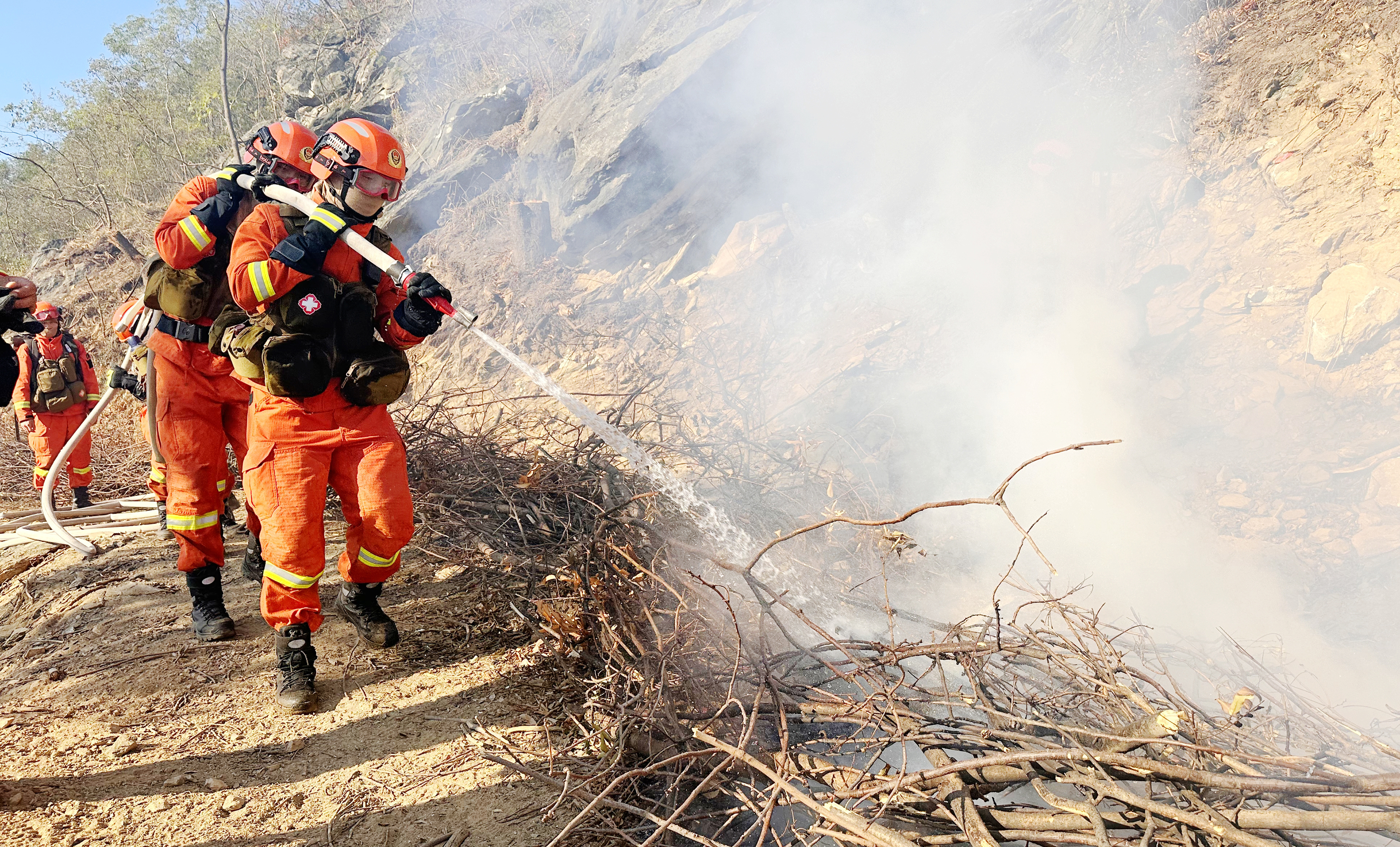 全力备战湖北秋冬森林防灭火 野外实战化演训锤炼救援本领 ——国家消防救援局湖北机动队伍2024年野外驻训成效显著
