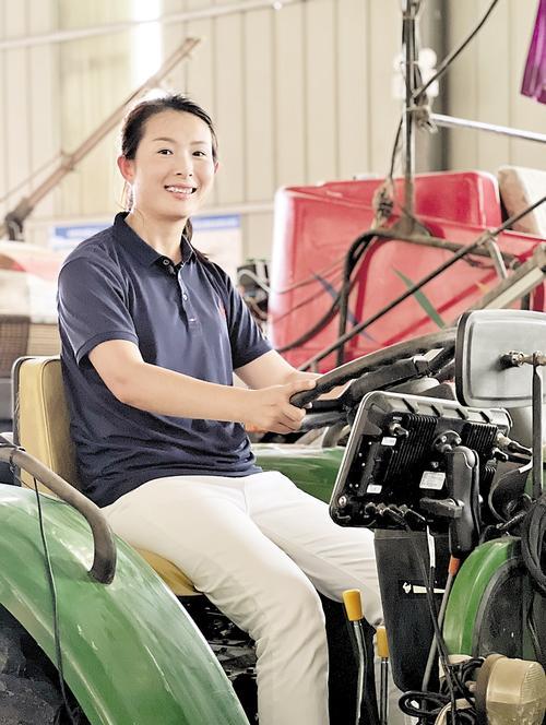 8月1日，张宸在安装了“北斗”的拖拉机上。纵览新闻记者 张 帆摄