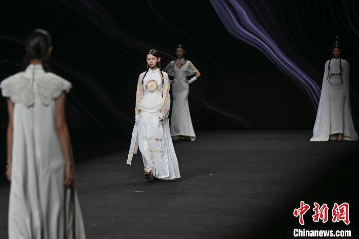 2024广东时装周（秋季）：学生优秀服装设计作品展示青春风采