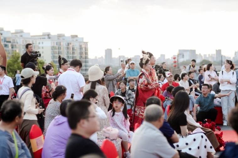 亲属和游客都要沾沾喜气