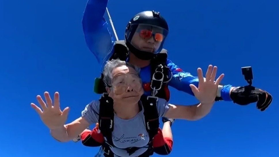 84岁奶奶挑战3000米高空跳伞：国外102岁老太太能跳，我也能