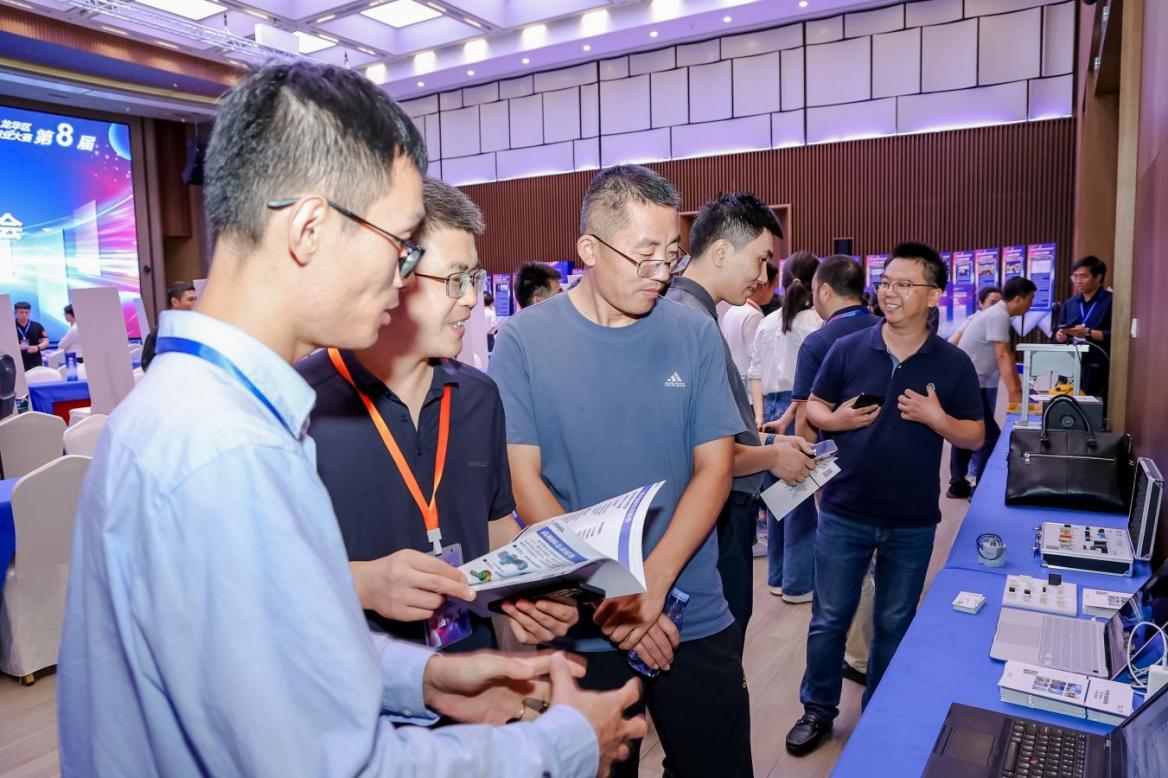 （选手为嘉宾展示项目产品）