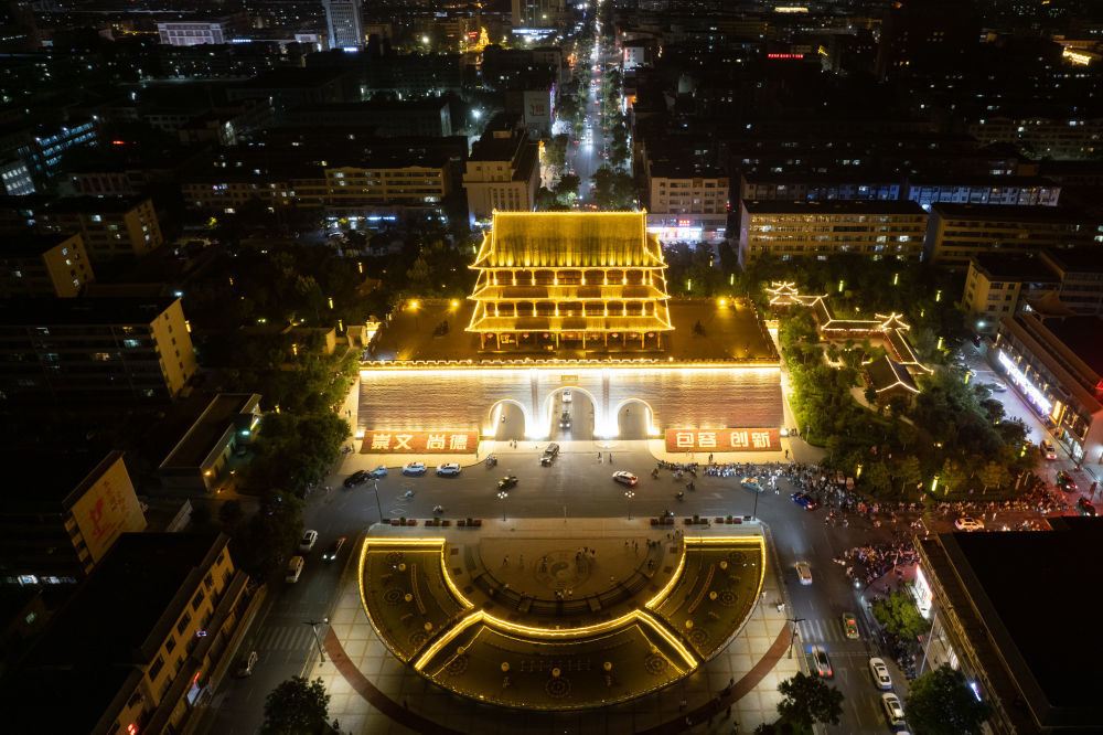 7月10日拍摄的武威南城门夜景（无人机照片）　新华社记者　郎兵兵　摄