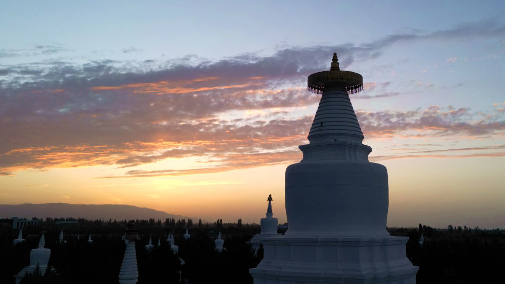 7月11日拍摄的晚霞映衬下的武威白塔寺　新华社发（姜爱平　摄）