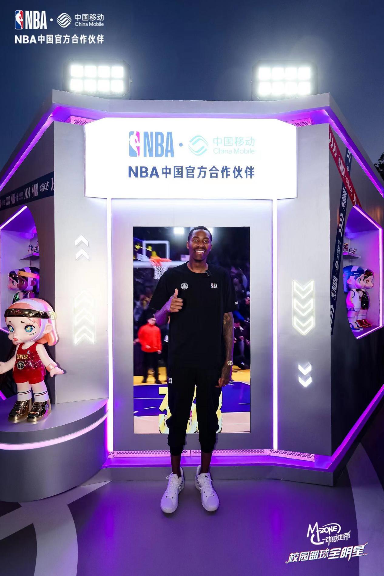 （克劳福德参观中国移动NBA产品服务体验区。）