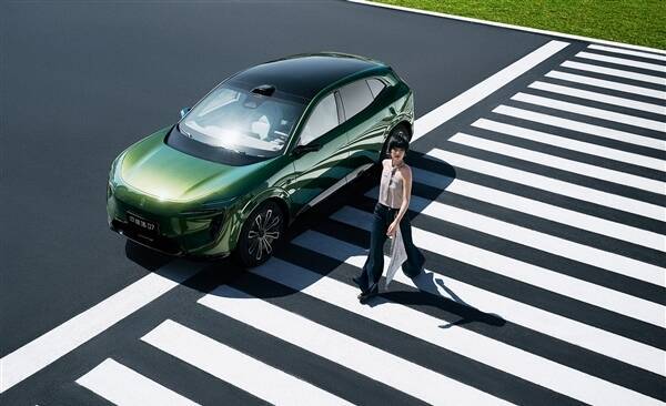 阿维塔07全球代言人姚安娜晒美图:人美车帅