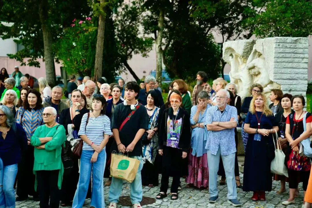 国际陶艺学会大会闭幕式和交接仪式上现场观众认真聆听