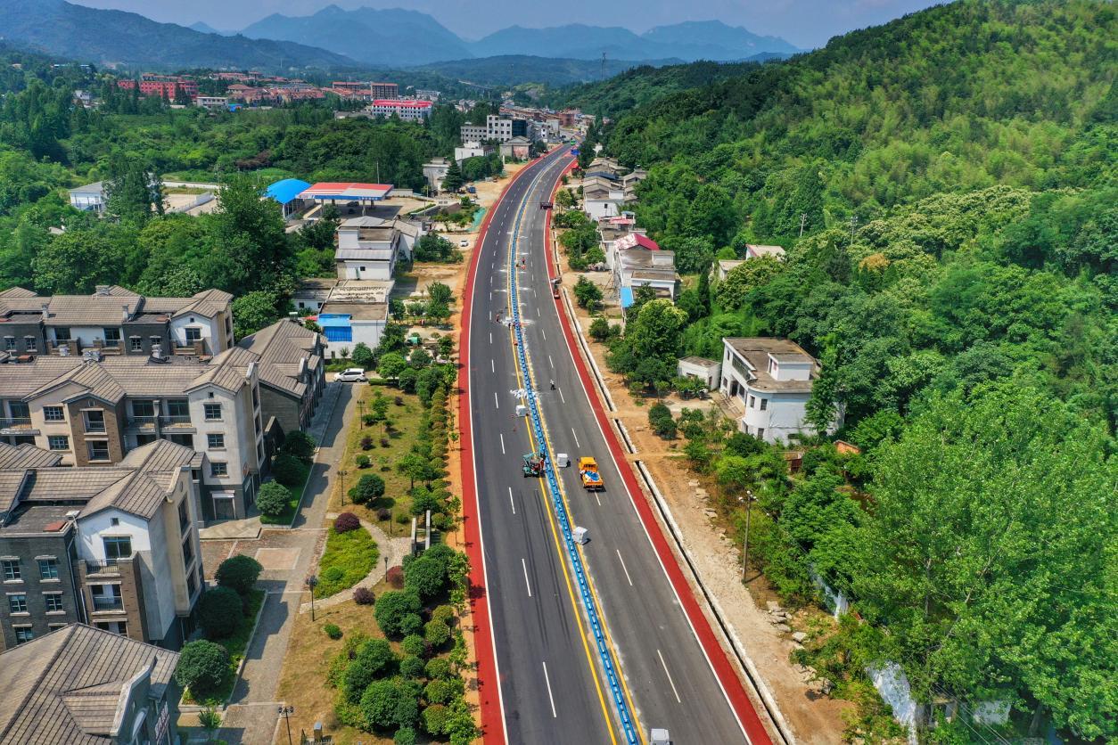 鸡公山景区门前107国道