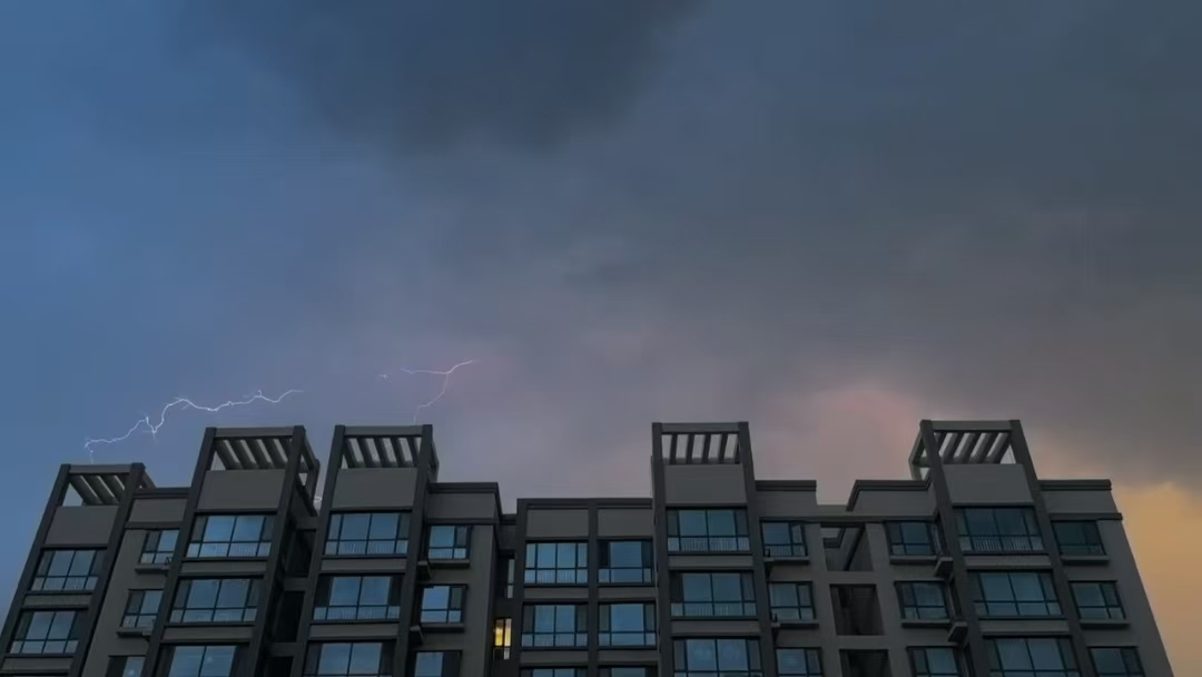 电闪雷鸣　安周霜　摄