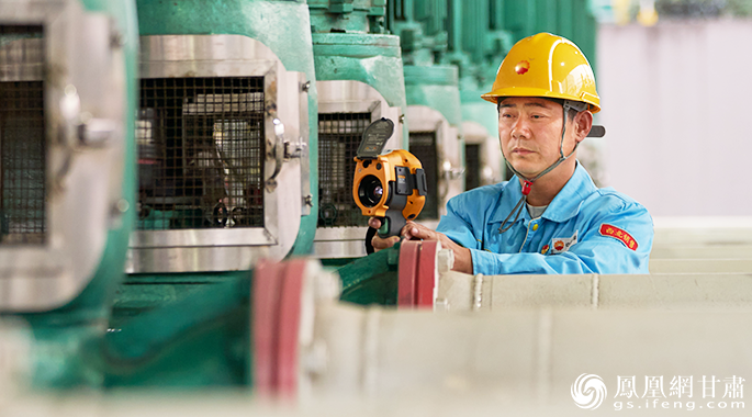中国石油西北销售彭州油库生产运行班员工做好机泵运行监护,确保油品稳定输转。张家亮 摄