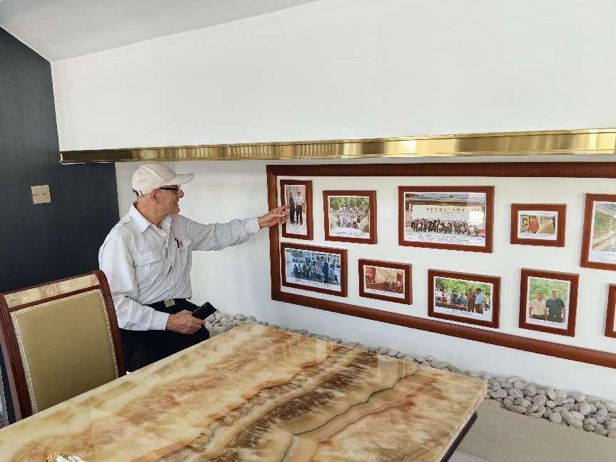 柯马凯看到2021年他来红星园时与马逸飞的合影，表示非常亲切。