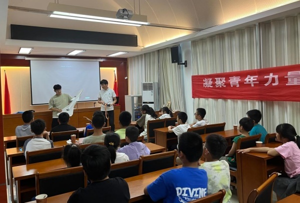 大学生航模协会在金寨开展科普支教