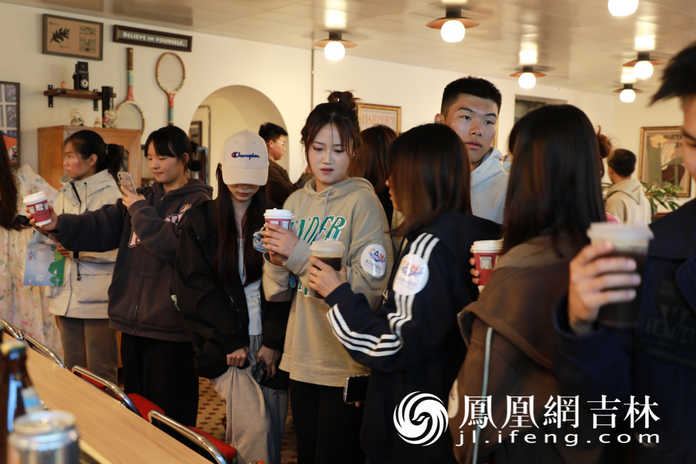 净月粉丝节在友好村享受闲暇时光。