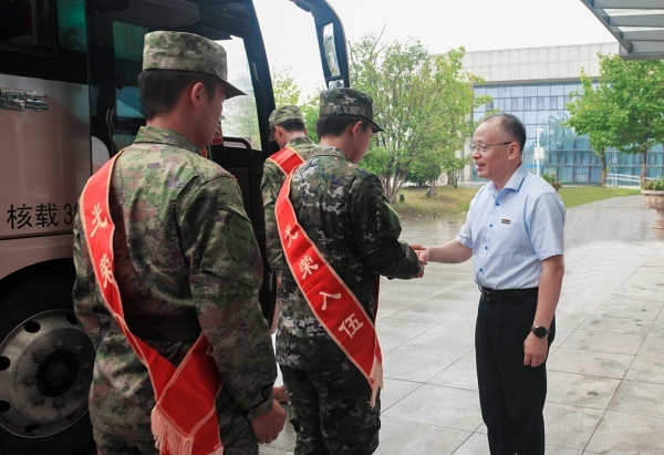 郭永存与新兵话别