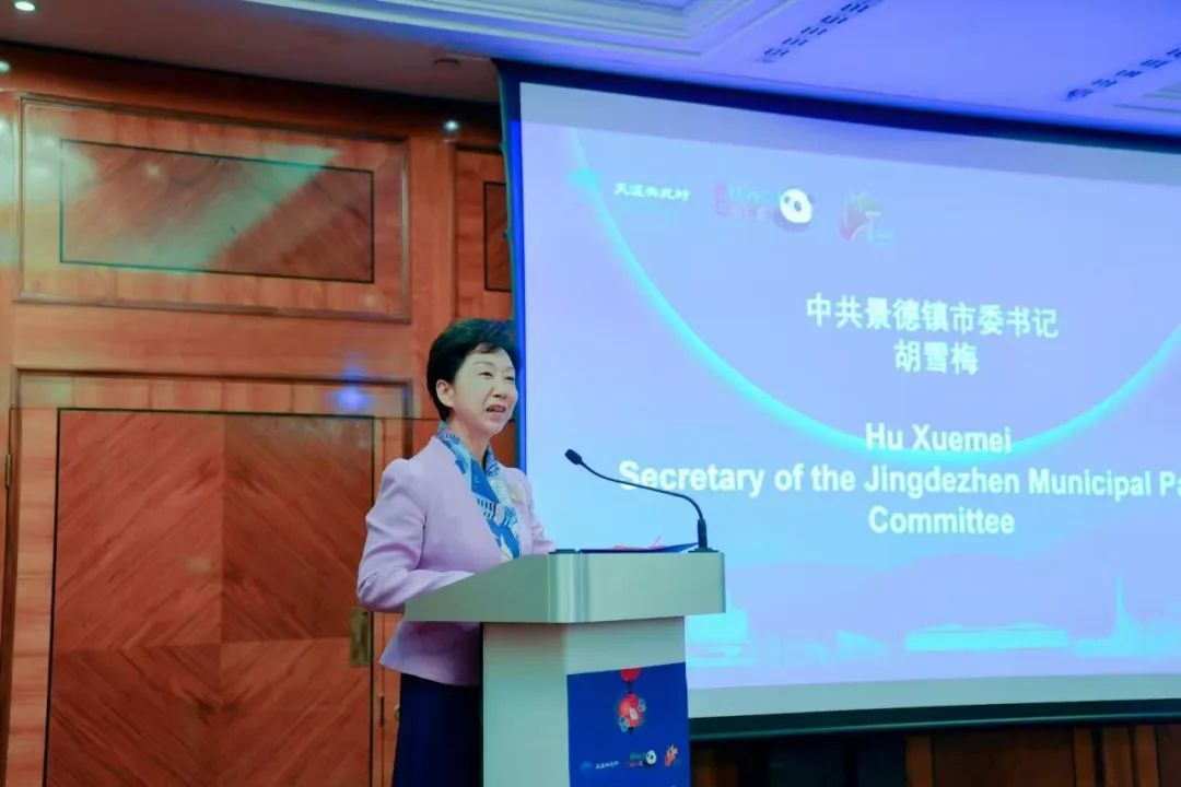 胡雪梅全程用英文热情洋溢地推介景德镇