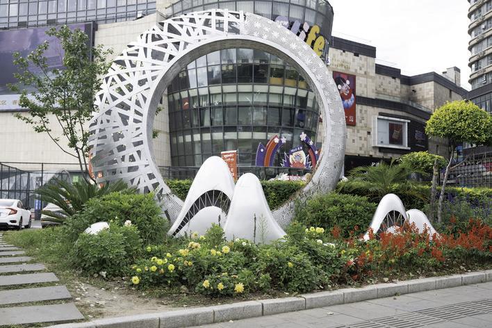 新民广场附近的园林景观。