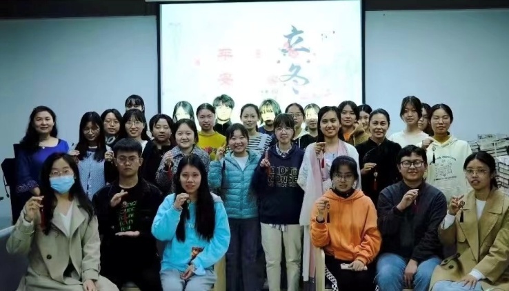 何翔宁在南京农业大学人文学院授课后与学生合影
