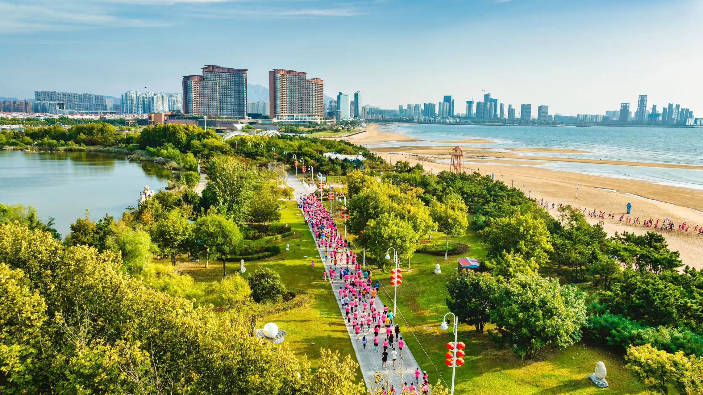 哈舅2024青岛西海岸沙滩跑在城市阳台景区鸣笛起跑