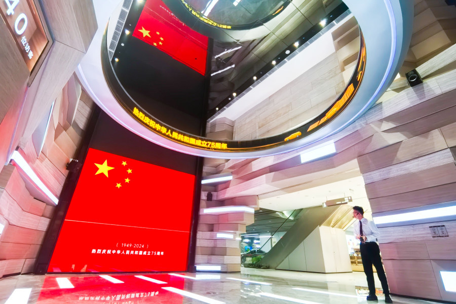 比亚迪•迪空间新能源汽车科普馆内的巨幅国旗。